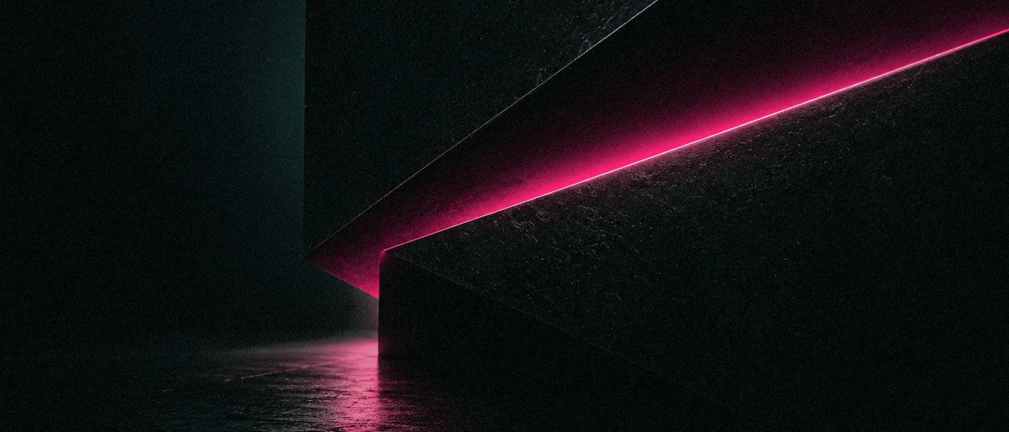 Uma aresta de concreto escuro cortando a imagem na diagonal, com uma única linha de luz magenta correndo pela quina e refletindo no chão.
